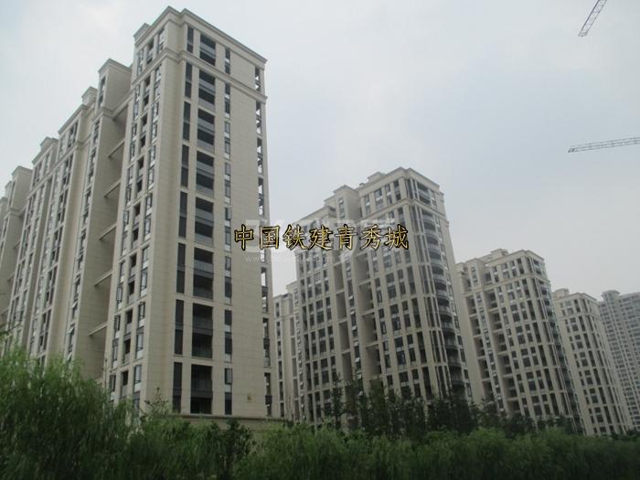 高运莱茵传奇周边项目青秀城实景图  2015年8月摄