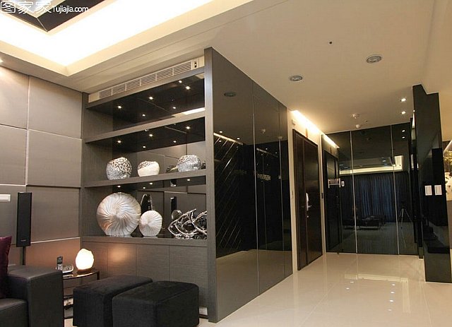 表面色泽一致,平整,洁净,清晰美观,隔墙接缝横平竖直,玻璃无裂痕,缺损